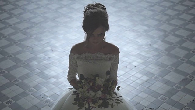 新娘穿着婚纱和新娘花束视频素材