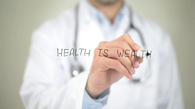 健康就是财富，医生写在透明的屏幕上视频下载
