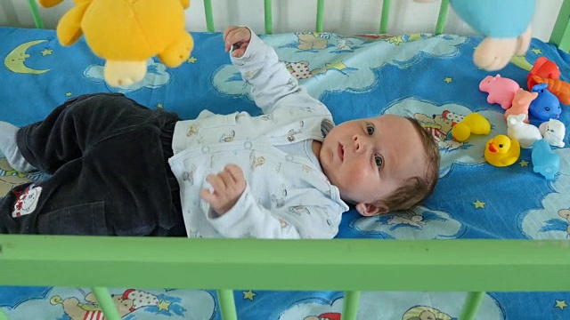 婴儿玩手机在他的婴儿床视频下载