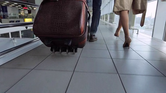 几个人带着行李走过机场视频素材