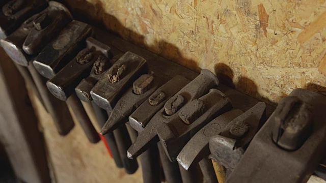 手工工具的金属锻造挂在墙上特写视频素材