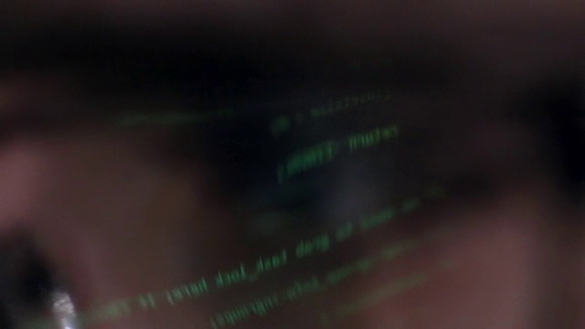 用来偷钱的程序代码正在黑客的电脑屏幕上运行视频素材