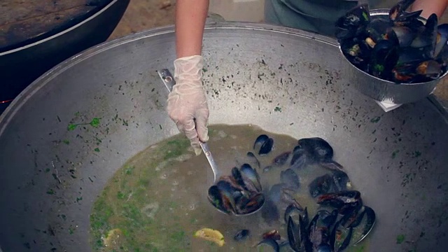 贻贝海鲜汤。碗里的贻贝汤。用平底锅煮海鲜视频素材