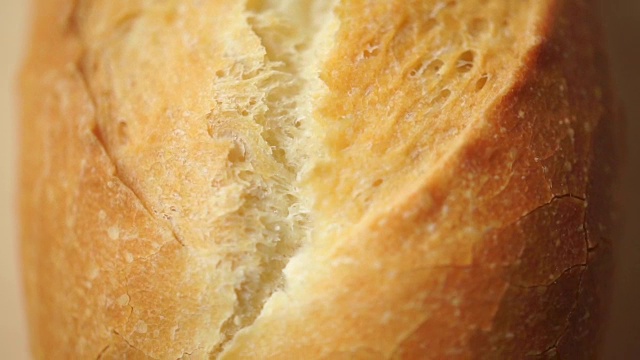 法国面包(法棍)垂直近景摄影视频素材