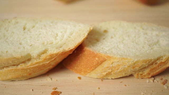 切法国面包(法棍)水平近景摄影视频素材