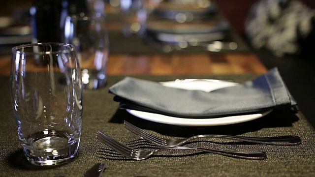玻璃杯，叉子，刀，盘子在餐馆的桌子上供晚餐使用视频下载
