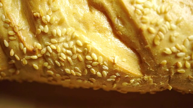 多利拍摄了一幅覆盖着芝麻的小麦面包视频素材