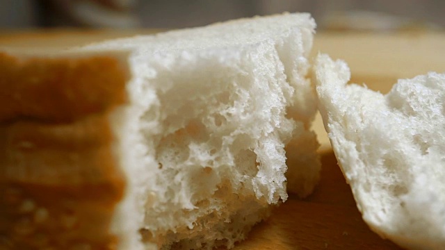 撕烂的软小麦面包，翻拍焦距高的微距视频视频素材