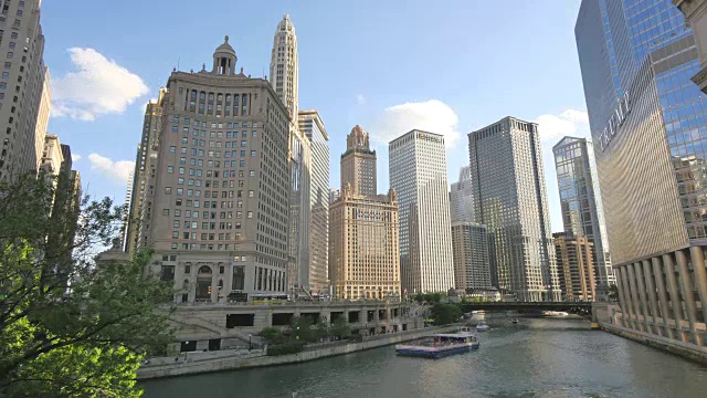 芝加哥摩天大楼在其立面上反映日落视频素材
