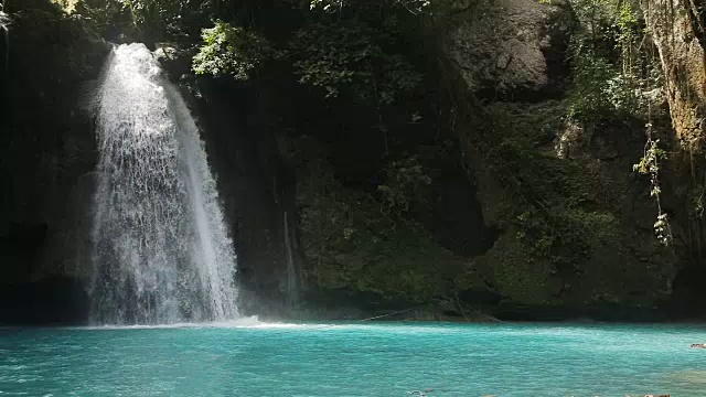 美丽的热带瀑布。Kawasan瀑布视频下载