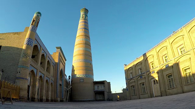 古城街道上的古老尖塔。乌兹别克斯坦。希瓦。视频下载