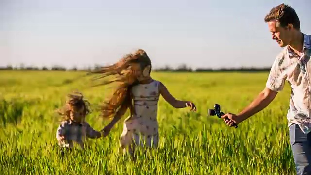 快乐家庭在野外制作家庭录像视频下载
