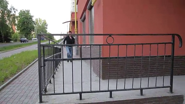 年轻的街头男子在楼梯上做跑酷运动视频下载