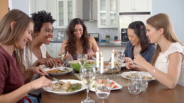 女性朋友在餐桌上聊天，用R3D拍摄视频素材