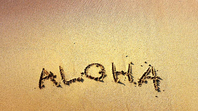 写在沙滩上的阿罗哈语，热带夏威夷海滩，旅游度假视频下载