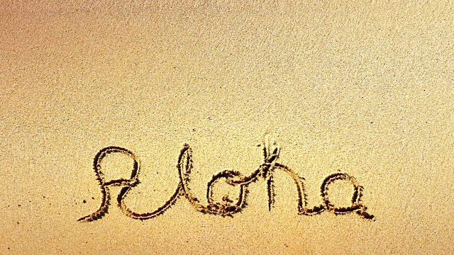 写在沙滩上的阿罗哈语，热带夏威夷海滩，旅游度假视频素材