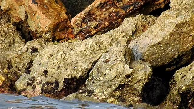 海浪撞击巨石和岩石视频素材