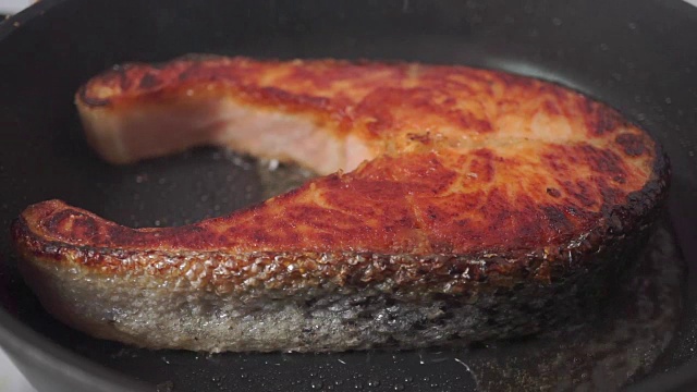 把脆皮鲑鱼排放在煎锅上翻过来视频下载