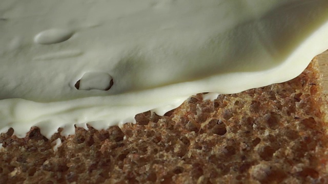 微距移动视频黑麦干吐司与奶油黄油视频下载