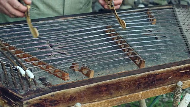 音乐家演奏传统的cimbalom。传统的乐器视频素材