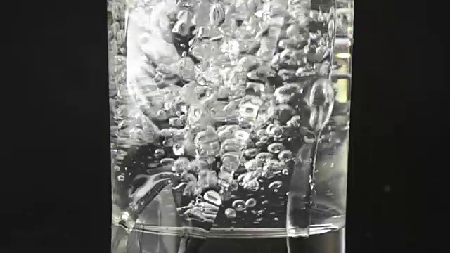 500fps的超级慢动作视频倒水在玻璃视频素材