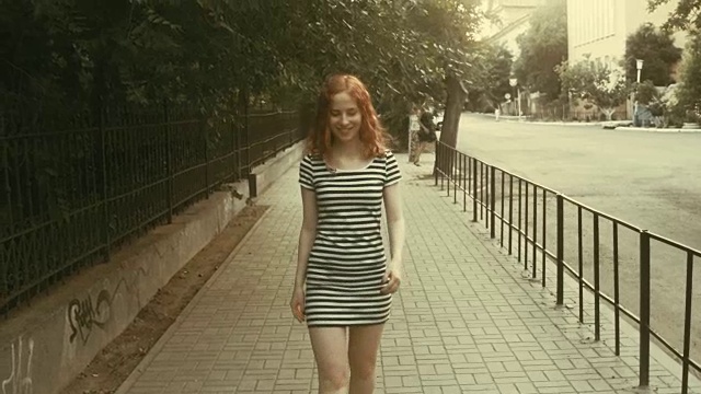在城市设置的白天巷子里走猫步的妇女的复古形象视频下载