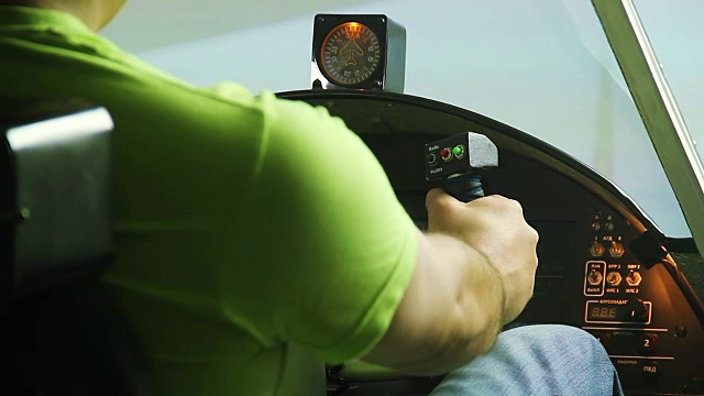 一名男性少年坐在飞机驾驶舱模拟器中，做出OK手势视频素材