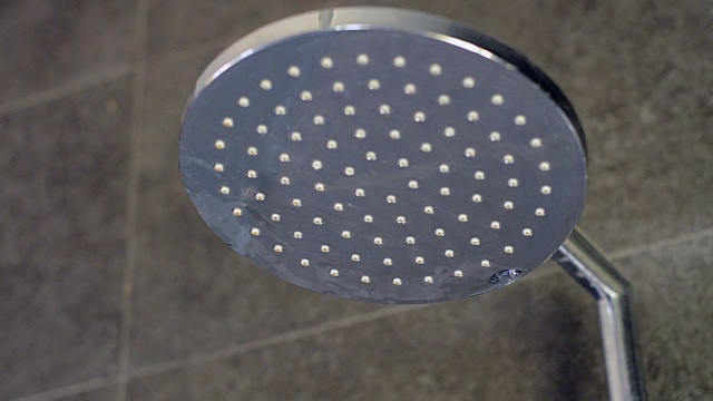 现代浴室的铝淋浴喷头视频素材