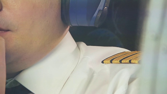 飞机驾驶员在驾驶舱内通过无线电向调度员报告情况视频素材