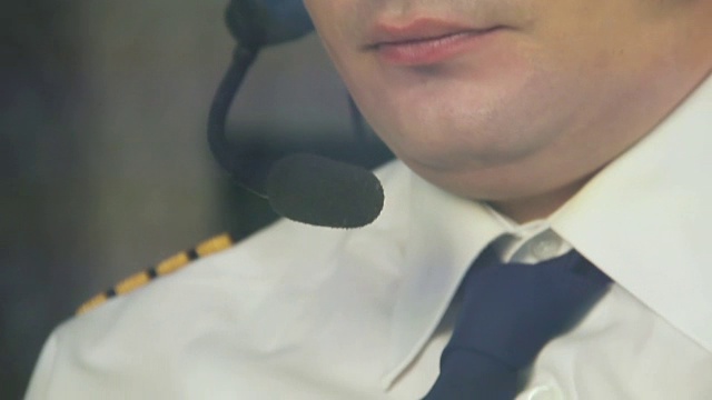 带着墨镜坐在驾驶舱里的男子飞行员，飞机机长，很酷的工作视频素材