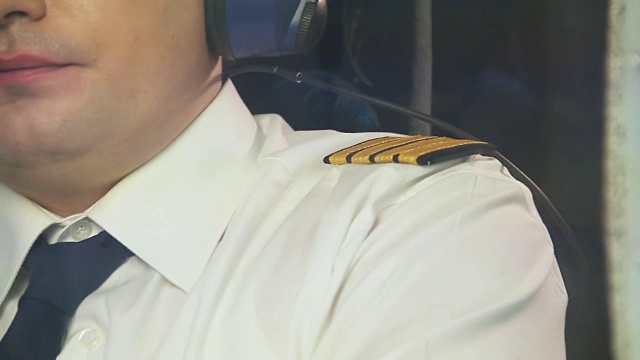 深思熟虑的飞行员通过无线电与调度员交谈并驾驶飞机视频素材
