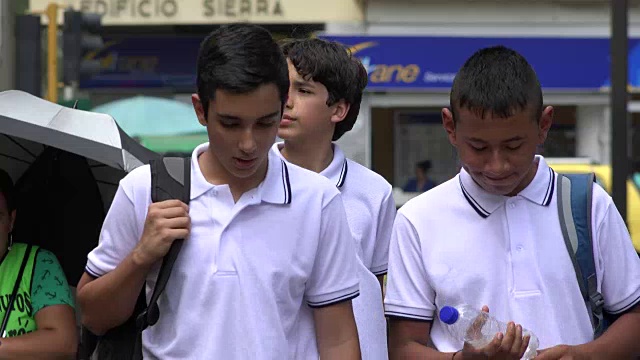 少年男孩和学生走路视频素材