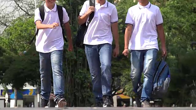 走路上学的男孩视频素材