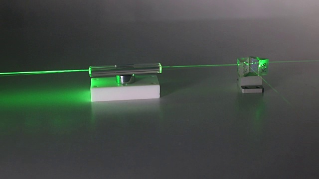 连续波绿色激光通过光学元件传播。视频素材