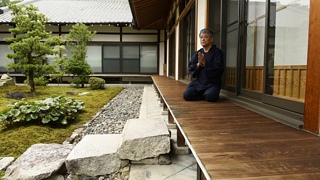一名日本老人在寺庙里祈祷视频素材