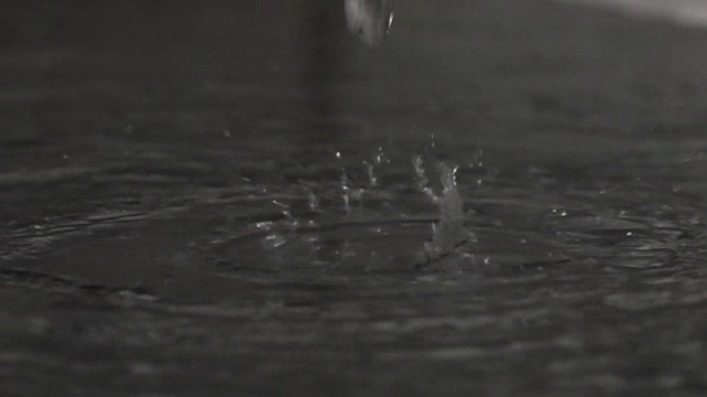 水滴撞击湿玻璃表面的超级慢动作镜头视频下载