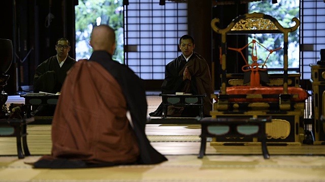 在日本寺庙举行的传统和尚仪式视频素材