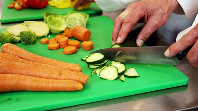 厨师在绿板上切菜视频素材