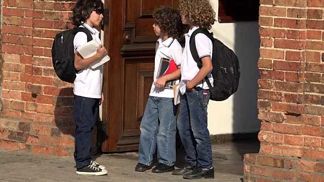 年轻的男孩学生在学校视频下载
