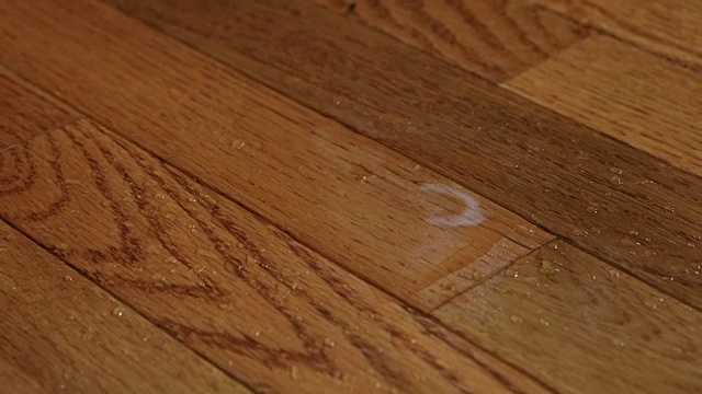 一只脚踩在从上面滴下来的木地板上打滑视频下载