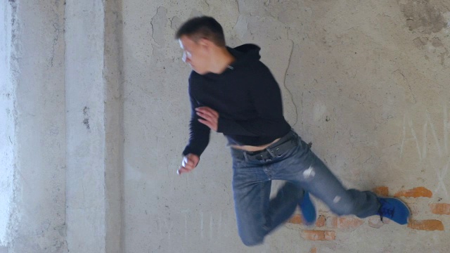 一个年轻人从墙上后空翻下来。慢慢地视频下载