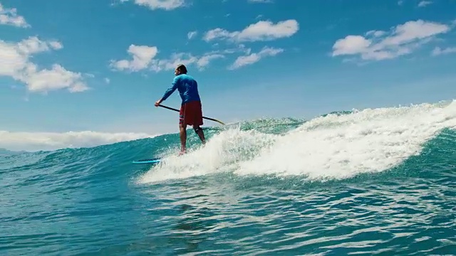 冲浪者在蓝色的海浪上沿着线路滑行视频下载