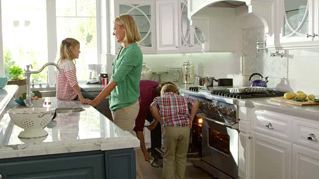 家庭准备烤火鸡餐在厨房拍摄在R3D视频素材