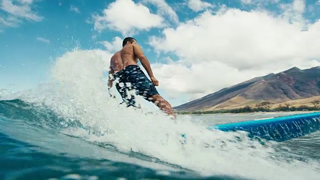 冲浪者在蓝色海浪上站立桨板视频素材
