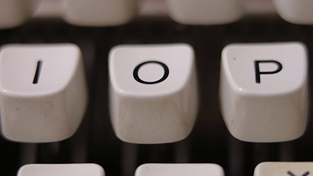 男性用手指在老式老式打字机上敲字母O。视频下载