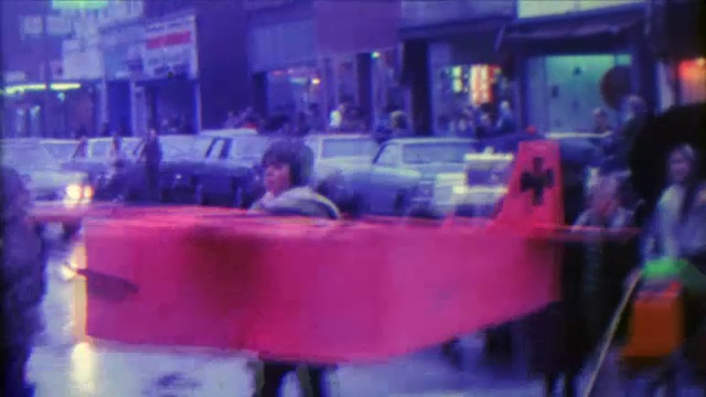 1967年:圣诞游行，小市中心，古老的店面。视频素材