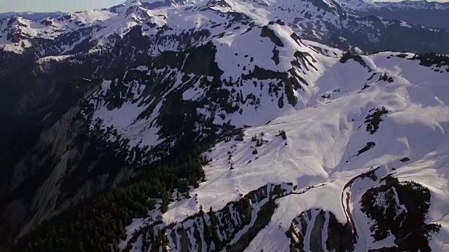 电影空中飞行在雪山揭示山贝克在阳光灿烂的一天视频素材