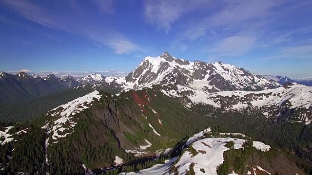 直升机拍摄的喀斯喀特山脉和位于太平洋西北部的舒克山视频素材