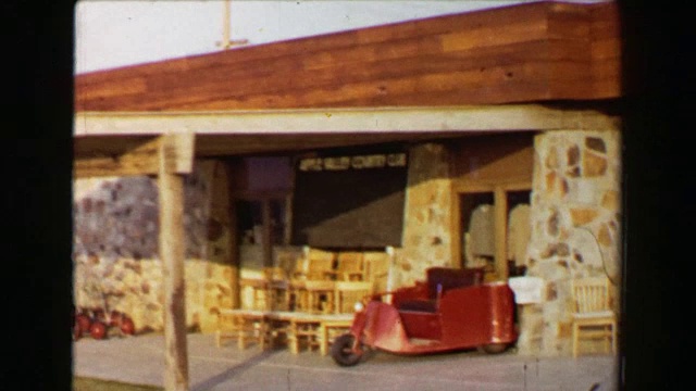 1968年:在荒芜的美国西南部沙漠中新建的高尔夫俱乐部。视频下载