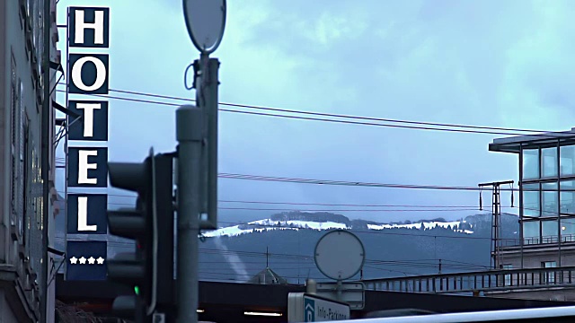 酒店招牌在城市街道，雪山山脊在地平线上，受欢迎的滑雪胜地视频下载